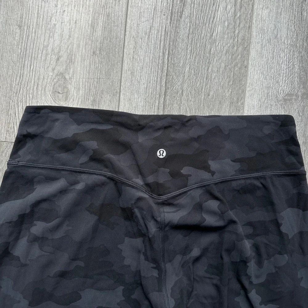 Lululemon Women's Size 12 Black Camo Aliga Capris Jogger Leggings Pockets